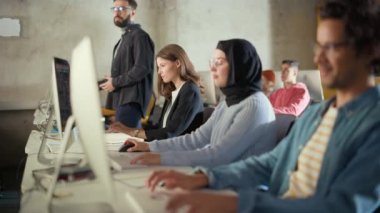 Üniversite Sınıfında Çeşitli Öğrenciler