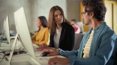 Üniversite Sınıfında Çeşitli Öğrenciler