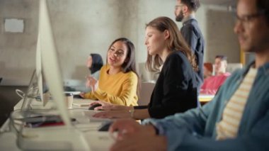 Üniversite Sınıfında Çeşitli Öğrenciler