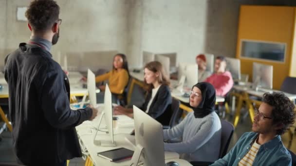 Lehrer mit verschiedenen Studenten Informatikunterricht — Stockvideo