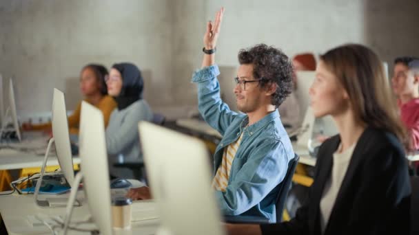 Olika studenter i universitetsklass — Stockvideo