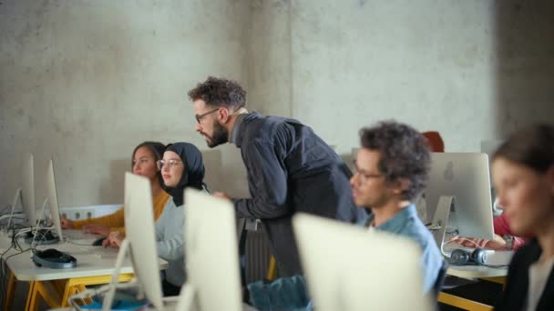 Teacher with Diverse Students Számítástechnikai Informatikai Osztály — Stock videók