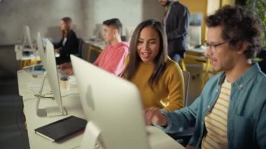 Üniversite Sınıfında Çeşitli Öğrenciler