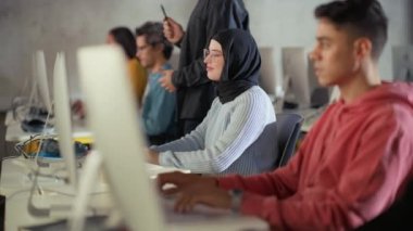 Üniversite Sınıfında Çeşitli Öğrenciler