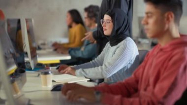 Üniversite Sınıfında Çeşitli Öğrenciler