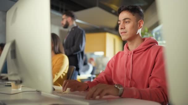 Divers étudiants en classe universitaire — Video