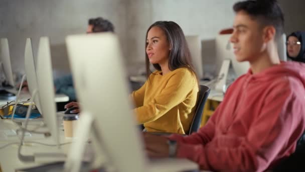 Studenti diversi in classe universitaria — Video Stock