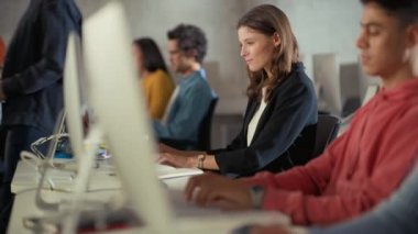 Üniversite Sınıfında Çeşitli Öğrenciler