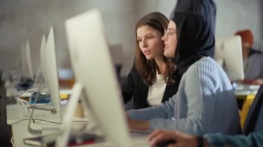 Üniversite Sınıfında Çeşitli Öğrenciler