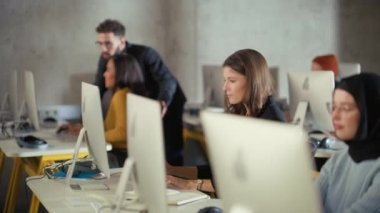 Üniversite Sınıfında Çeşitli Öğrenciler