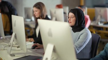 Üniversite Sınıfında Çeşitli Öğrenciler