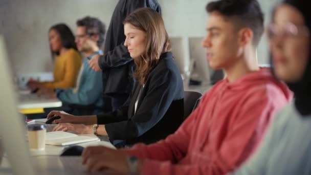 Vielfältige Studenten im Universitätsunterricht — Stockvideo