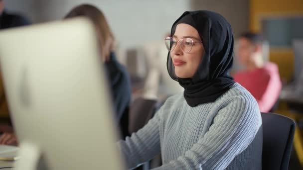 Estudiante en Hijab Estudiando en la clase universitaria — Vídeo de stock