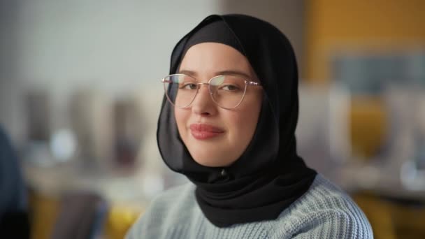 Estudiante en Hijab Estudiando en la clase universitaria — Vídeos de Stock