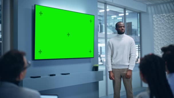 Prezentace na zelené obrazovce podnikatele na schůzce kanceláře — Stock video