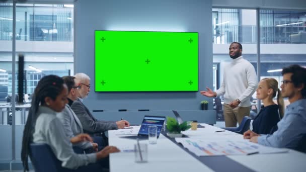 Green Screen Presentatie in Office Meeting — Stockvideo