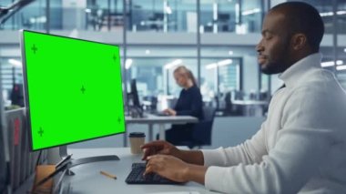 Ofisteki İşadamı Yeşil Ekran Bilgisayarında Çalışıyor