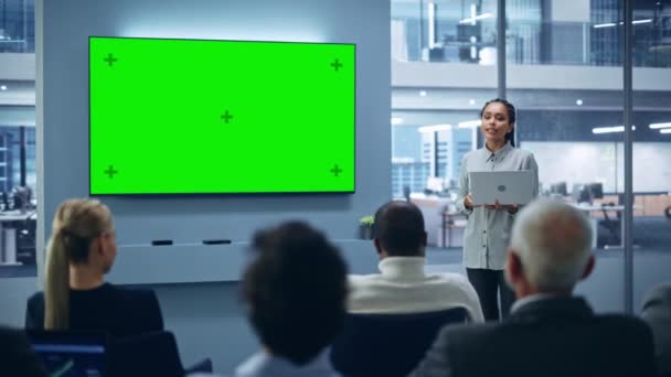 Seyirciyle Yeşil Ekran Sunumu — Stok video