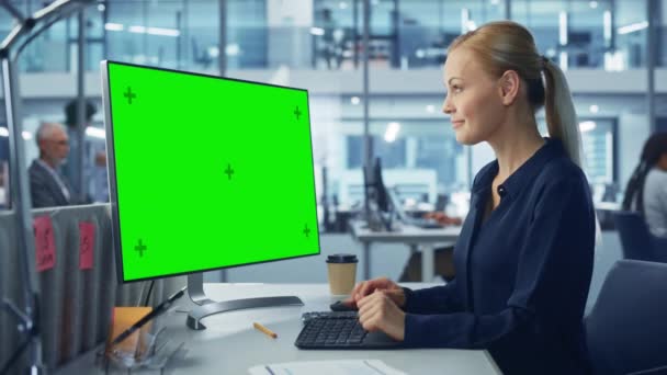 Geschäftsfrau im Büro arbeitet am Green Screen Computer — Stockvideo
