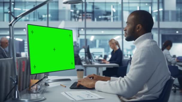 사무실에서 녹색 화면 컴퓨터를 작업하는 사업가 — 비디오