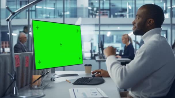 Geschäftsmann im Büro arbeitet am Green Screen Computer — Stockvideo