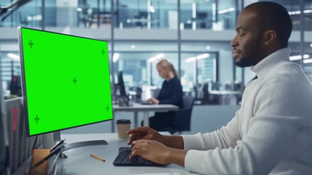 Geschäftsmann im Büro arbeitet am Green Screen Computer — Stockvideo