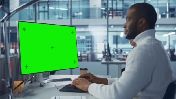 Ofisteki İşadamı Yeşil Ekran Bilgisayarında Çalışıyor — Stok video