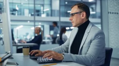 Ofiste bilgisayarla çalışan adam