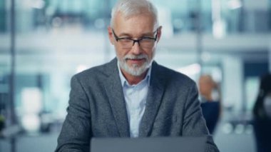 Ofiste dizüstü bilgisayarda çalışan adam