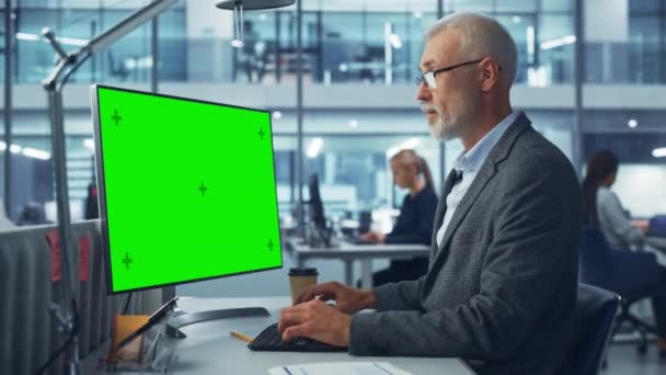 Biznesmen w biurze Praca zielony ekran komputera — Wideo stockowe