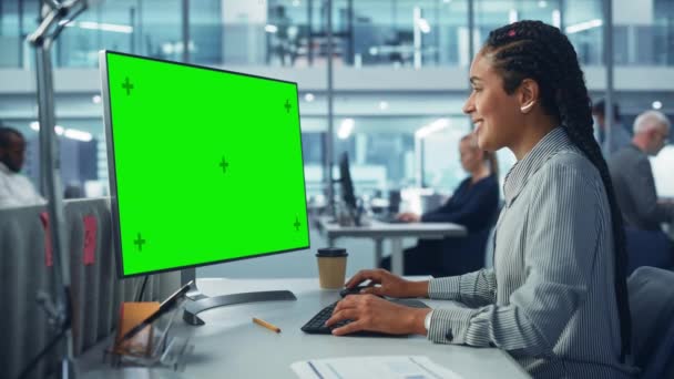 Bizneswoman w biurze pracy zielony ekran komputera — Wideo stockowe