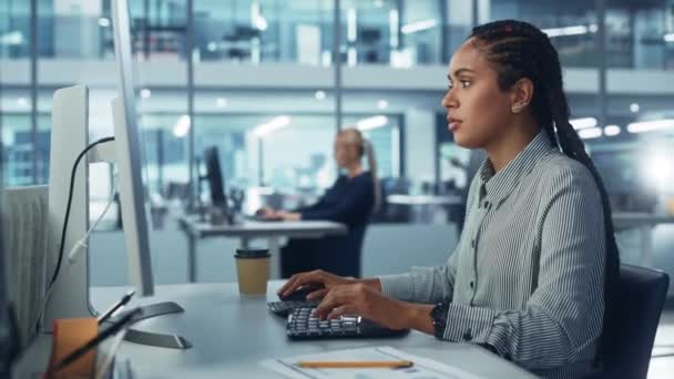 Gestresste Frau im Büro arbeitet am Computer — Stockvideo