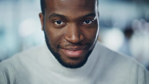 Retrato de hombre negro — Vídeos de Stock