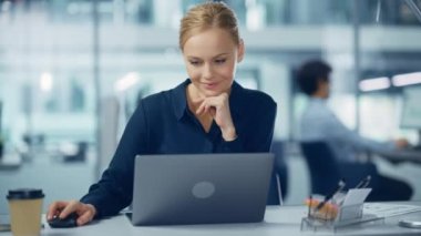 Ofiste Çalışan Beyaz Kadın