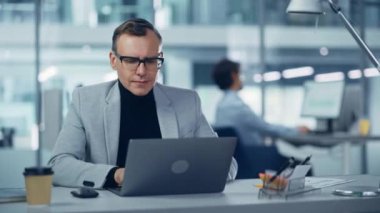 Ofiste çalışan adam.