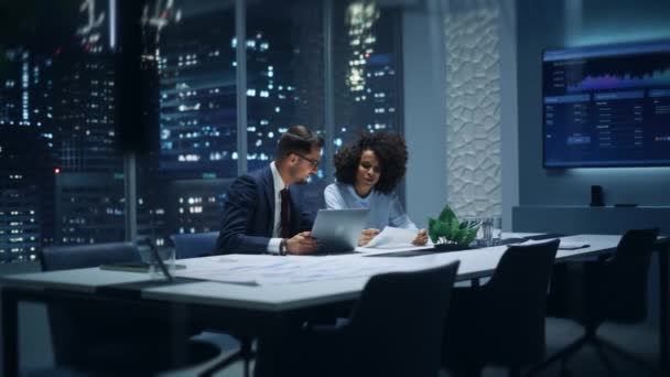 Reunión de Negocios en Oficina Sala de Conferencias Noche — Vídeos de Stock