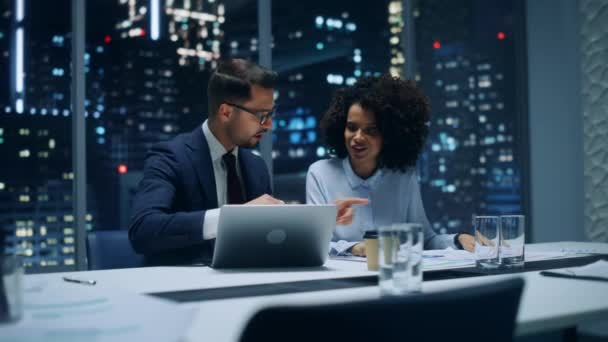 Riunione di lavoro in ufficio Sala conferenze Notte — Video Stock