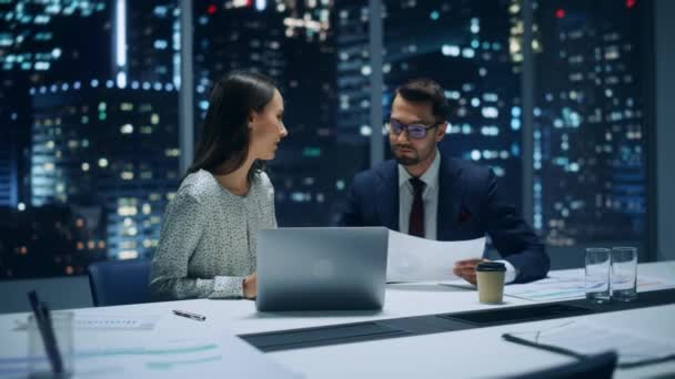 Reunión de Negocios en Oficina Sala de Conferencias Noche — Vídeo de stock