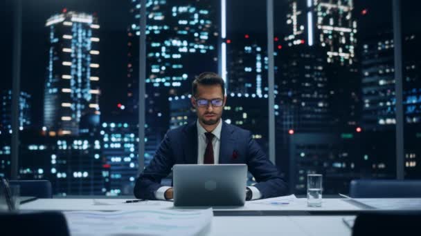 Obchodní manažer pracující na notebooku v noci — Stock video