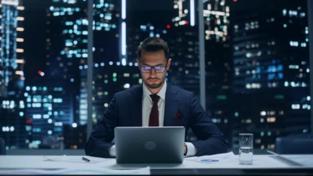 Business Manager Arbejder på bærbar om natten – Stock-video