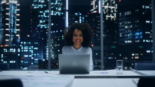 Business Manager Lavorare sul computer portatile di notte — Video Stock
