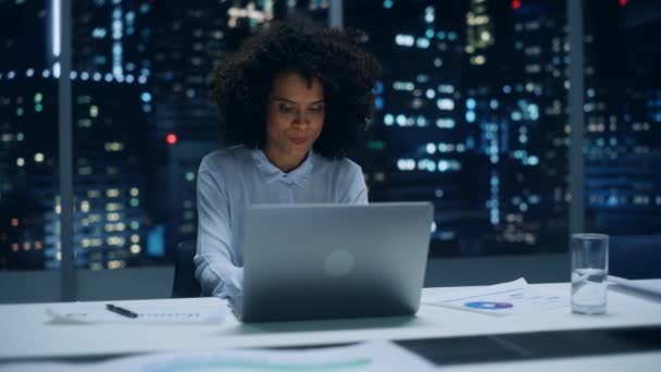 Business Manager Arbeta på laptop på natten — Stockvideo