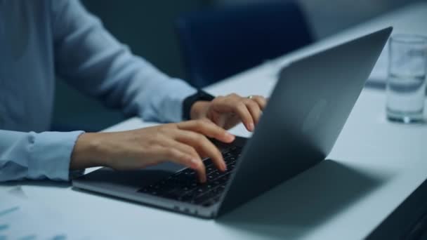 Close-up Business Manager Werken op laptop — Stockvideo