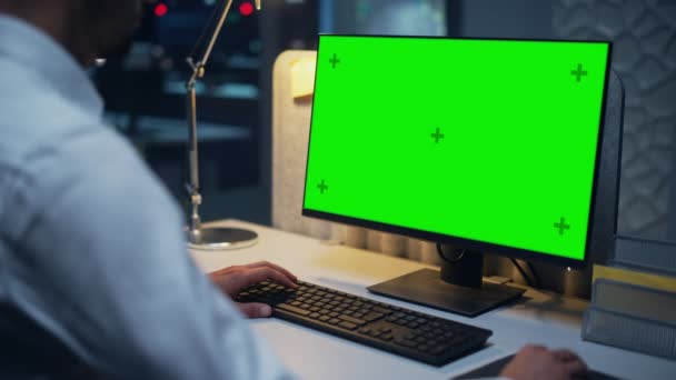 Close-up Werken op Desktop Computer met Green Screen — Stockvideo