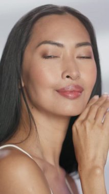 Dikey Asyalı Güzellik Modeli