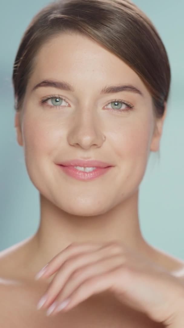 Verticaal Portret Kaukasische schoonheid Model — Stockvideo