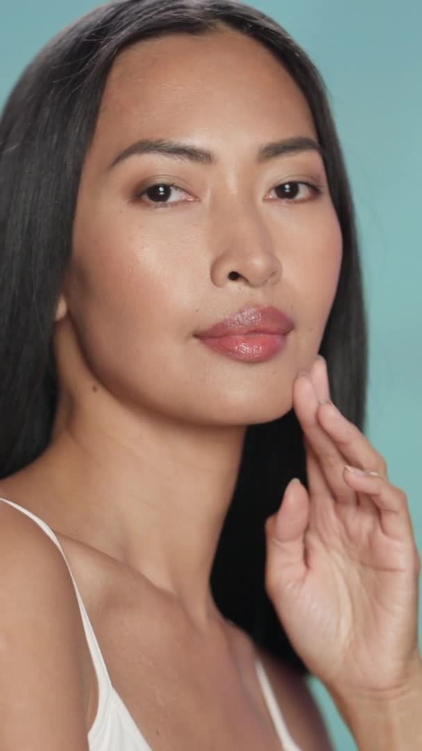 Vertikales Porträt asiatischer Schönheit — Stockvideo