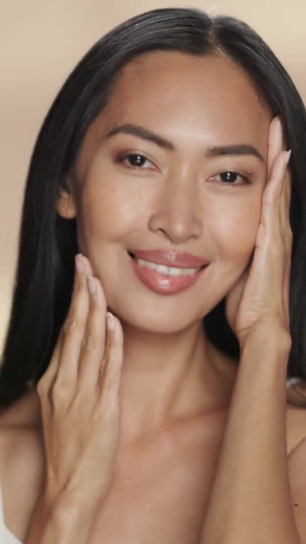 Vertical retrato asiático belleza modelo — Vídeo de stock