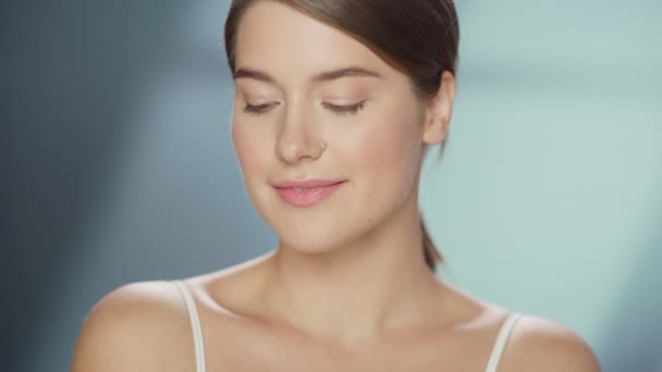 Primer plano caucásico belleza modelo — Vídeos de Stock