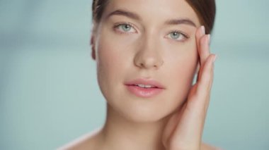 Kafkas Güzellik Modelini Kapat